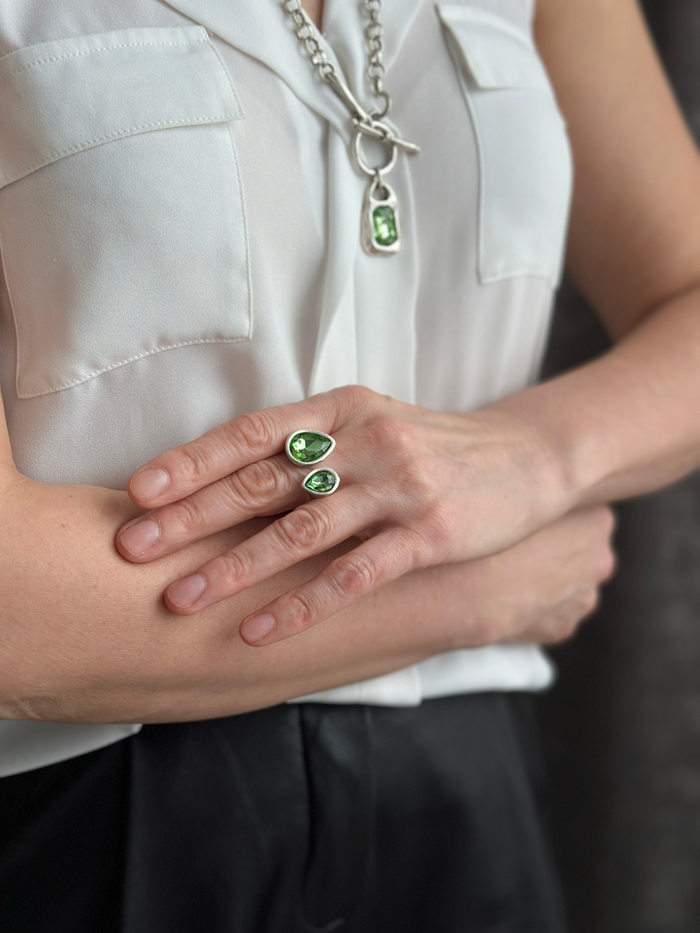 Кольцо несмыкаемое с двумя кристаллами оттенка молодой травы, матовое серебро