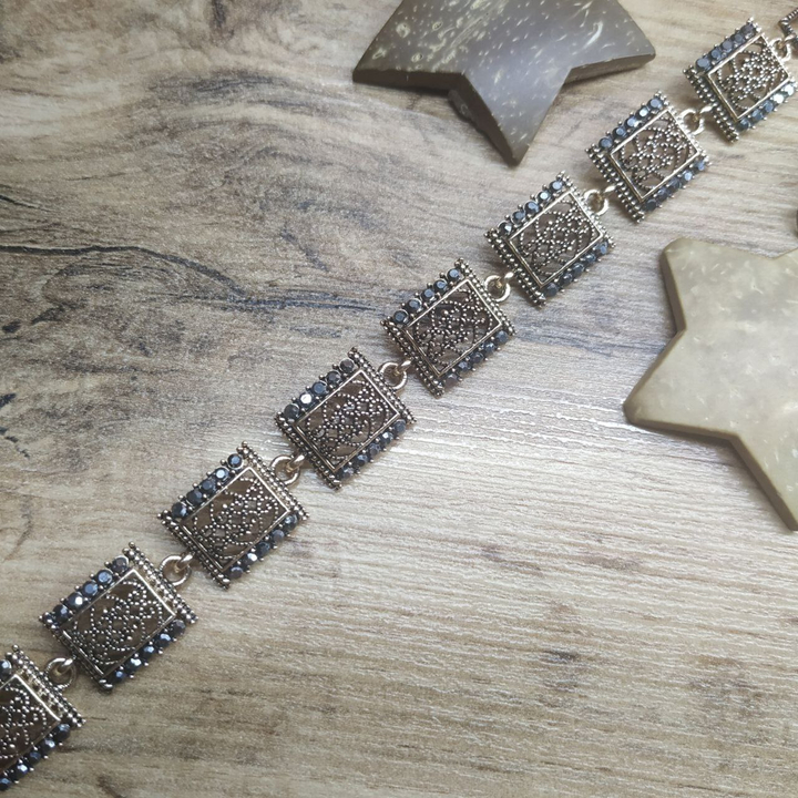 Браслет Vogue Квадрат вензеля стразы графитовые металл золотистый на красном бархате