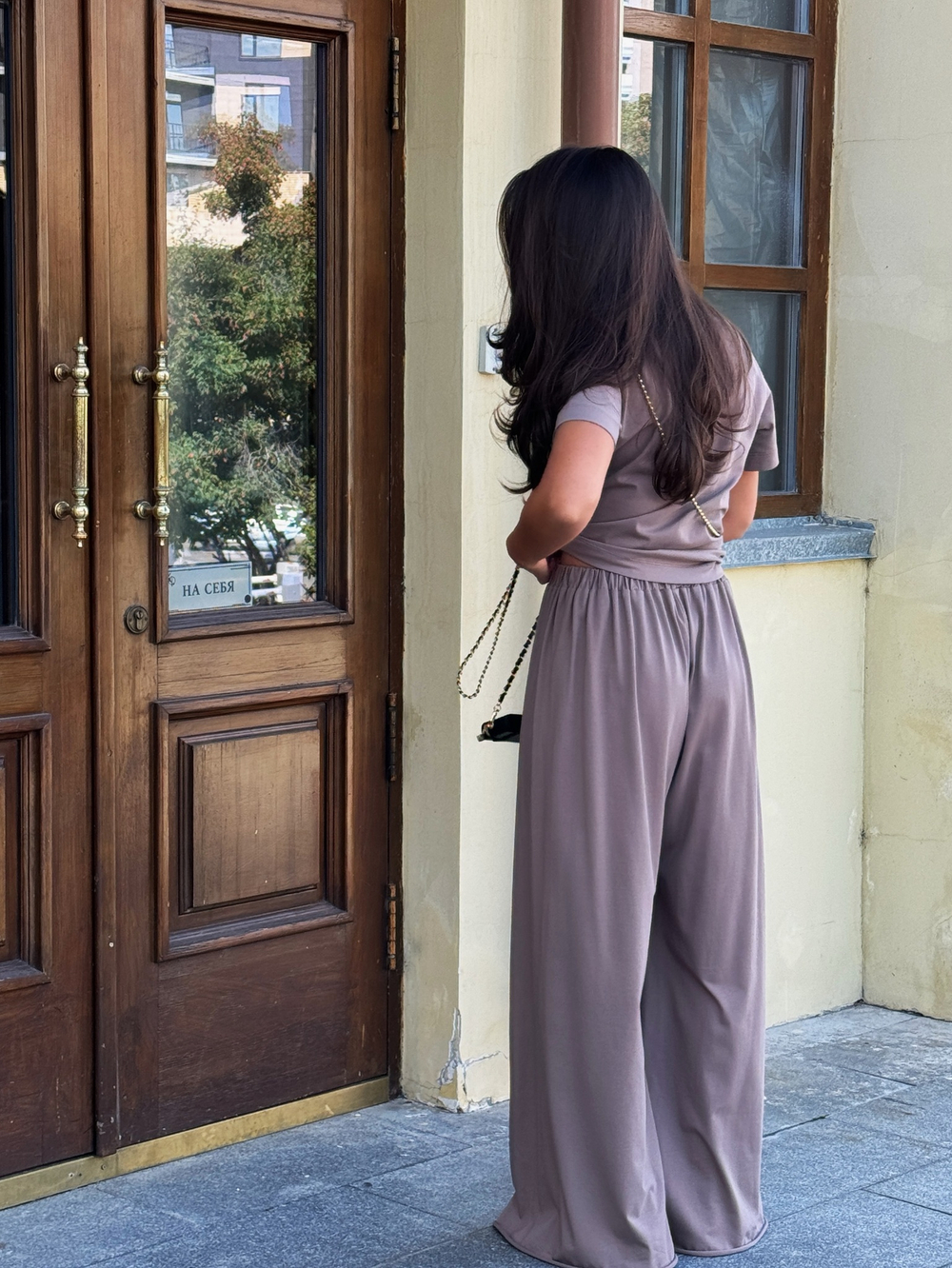 Костюм с силуэтной футболкой в цвете мокко