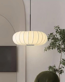 Подвесной светильник с мягкими округлыми формами и текстурным плафоном.