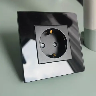 Розетка стеклянная одинарная с рамкой черная