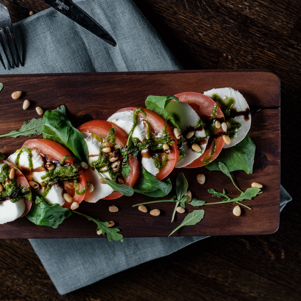 Деревянная сервировочная  доска для подачи блюд и закусок из древесины кедра. Art of Siberia. RD9