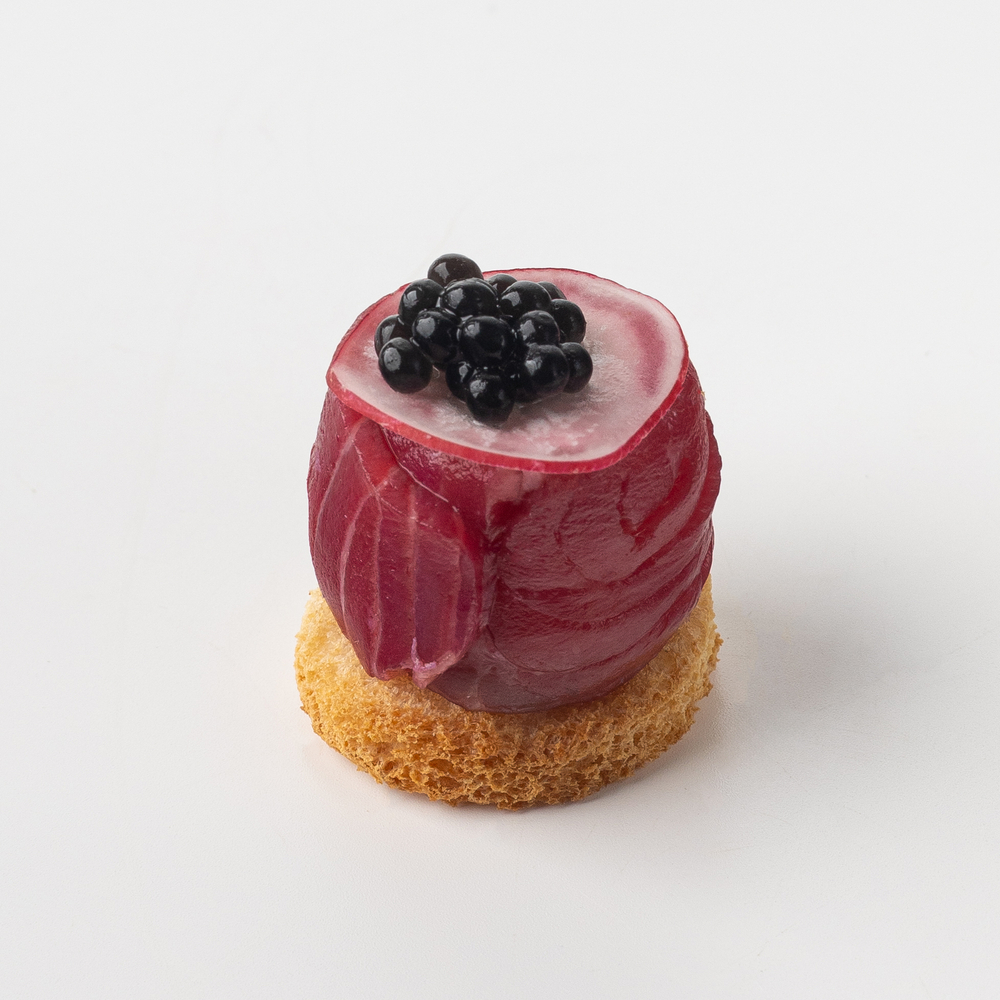 Рулетик из семги гравлакс и икрой 16 шт