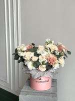 предзаказ - цветочная коробка в кремовых оттенках размер S