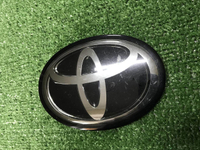 Эмблема решетки радиатора Toyota Camry xv70 17-21