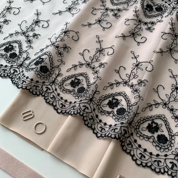 Вышивка на сетке черная 23 см