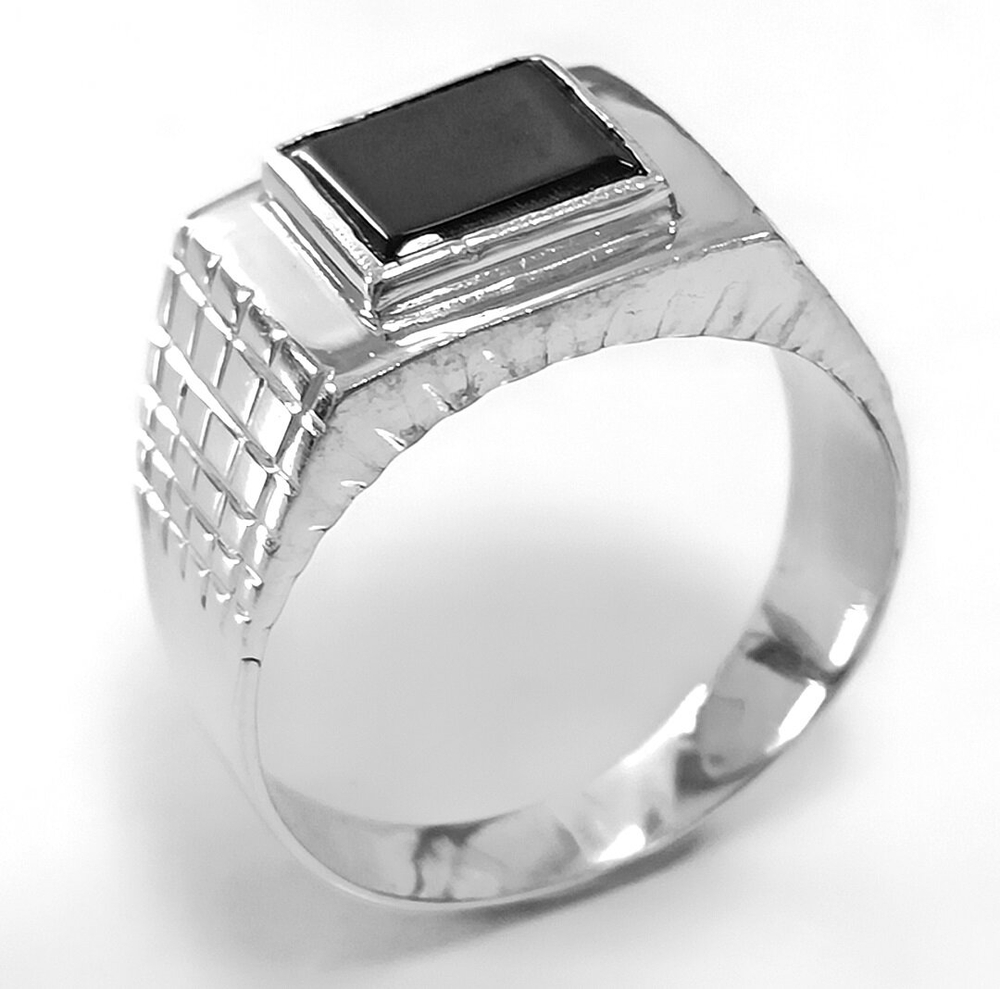 Ювелирное кольцо из серебра с ониксом