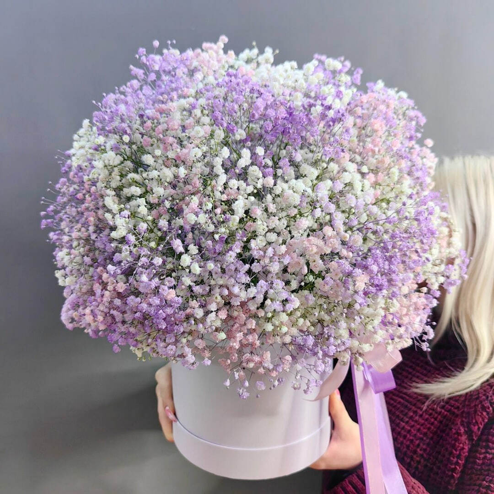 Композиция с цветной гипсофилой