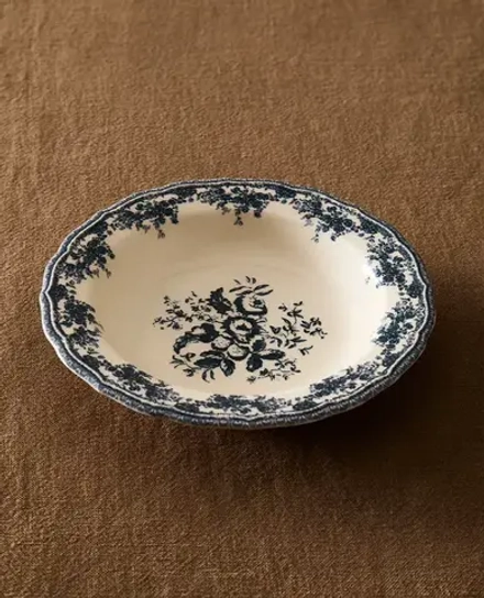 ZARA HOME ГЛУБОКАЯ ТАРЕЛКА ИЗ ФАЯНСА С ЦВЕТОЧНЫМ УЗОРОМ, СИНИЙ