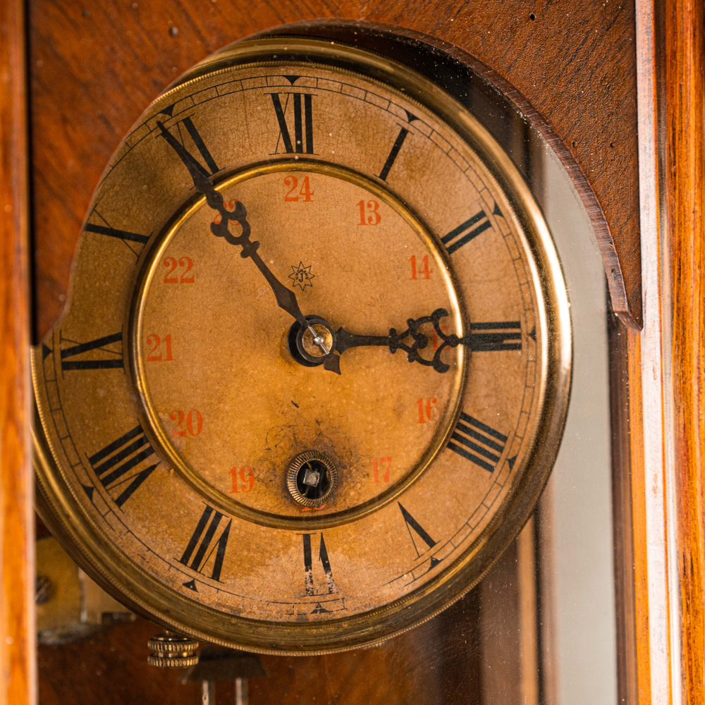 Настенные часы в резном корпусе