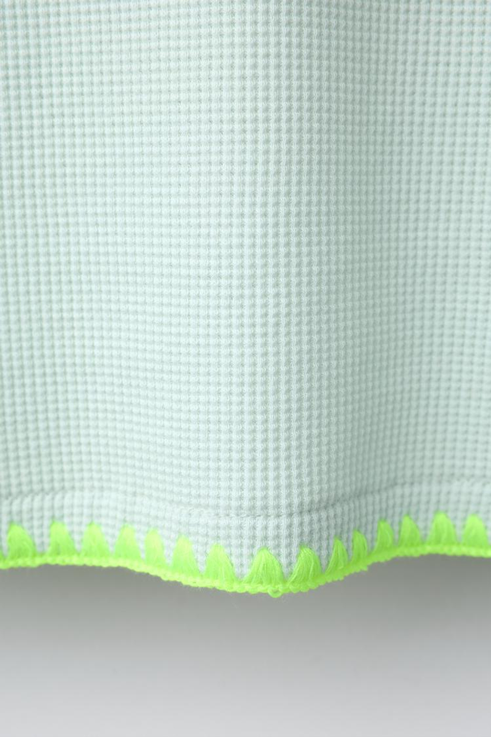 ZARA ФУТБОЛКА В РУБЧИК С КОНТРАСТНЫМ НЕОНОВЫМ ДЕКОРОМ, ЗЕЛЕНОВАТО-СИНИЙ