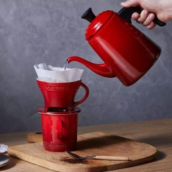 Le Creuset - Чайник капельный 700мл вишня / артикул   40110020600000  / GTIN 630870261234