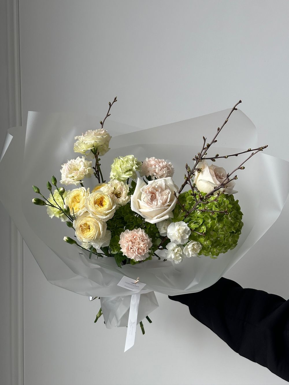 Букет сборный из кустовых пионовидных роз, гортензии, веток прунуса и диантусов