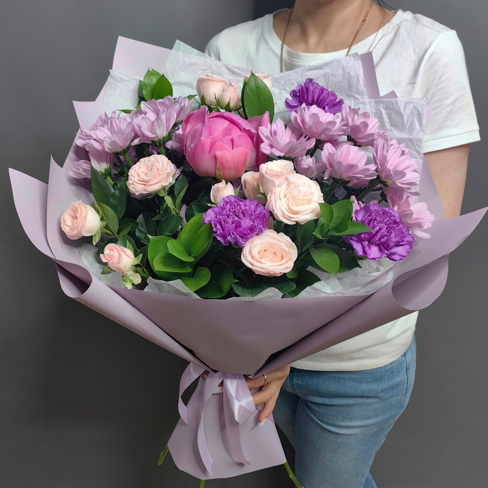 Букет в сиреневой гамме с пионом