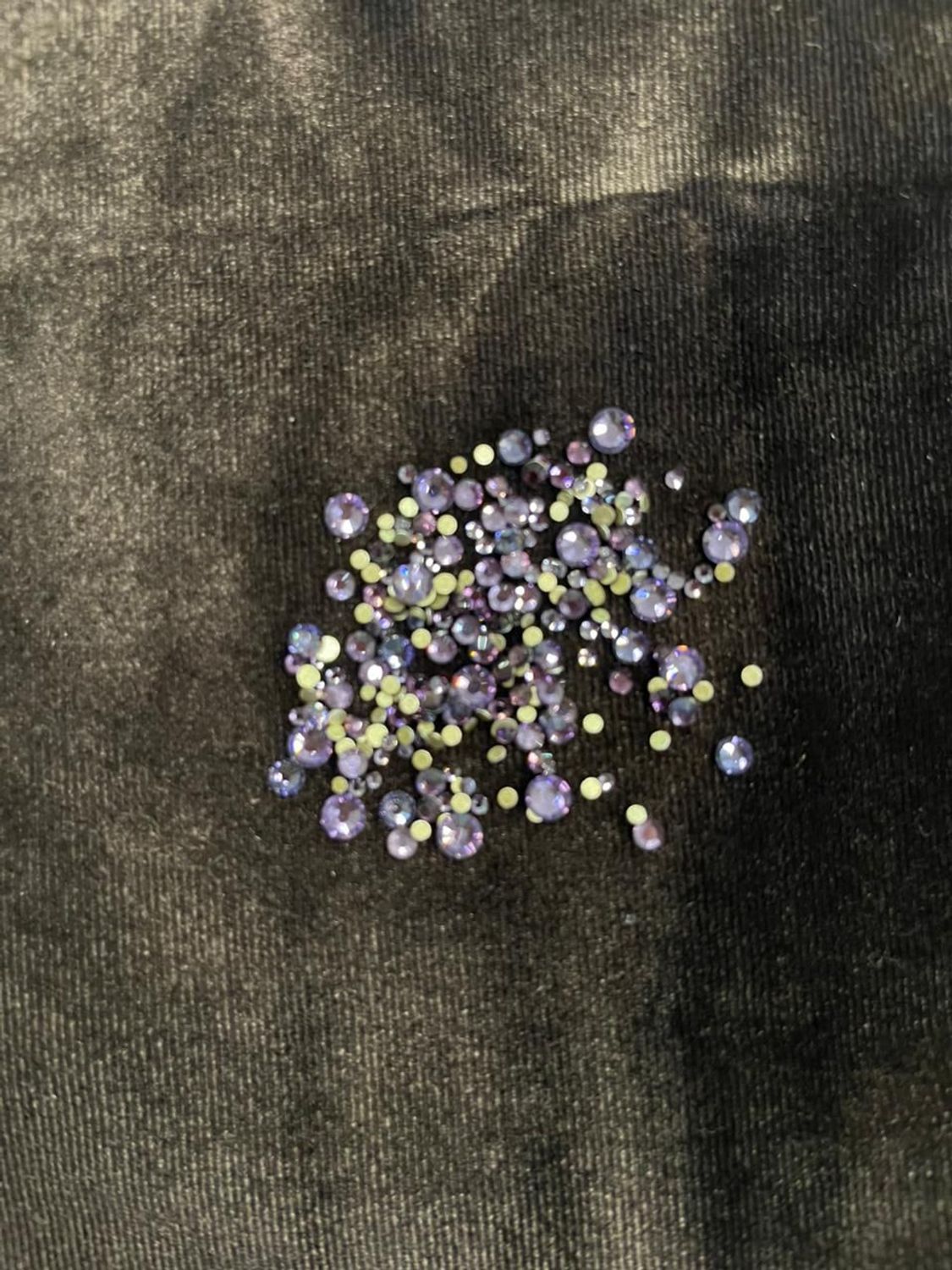 Стеклянные стразы  (размер микс) 1140шт, цвет лиловый