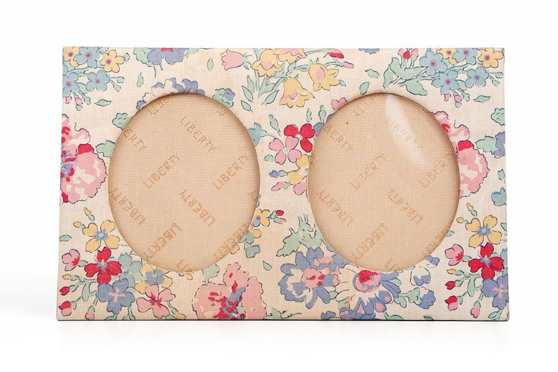 Двойная рамка для фотографий с цветочным рисунком