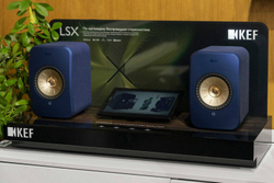 KEF LSX II Cobalt Blue активная беспроводная полочная акустическая система (пара) + напольные стойки KEF S1 Floor Stand (пара)