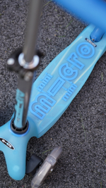 Самокат Mini Micro Deluxe Glow Plus (светящийся) LED арктический синий