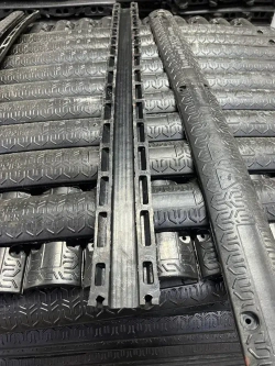 Гибкий кабель-канал для проводов (кабельный трап, капа) резиновый, черный, напольный, 1 канал 36*15 мм., 1000мм*80мм*25мм