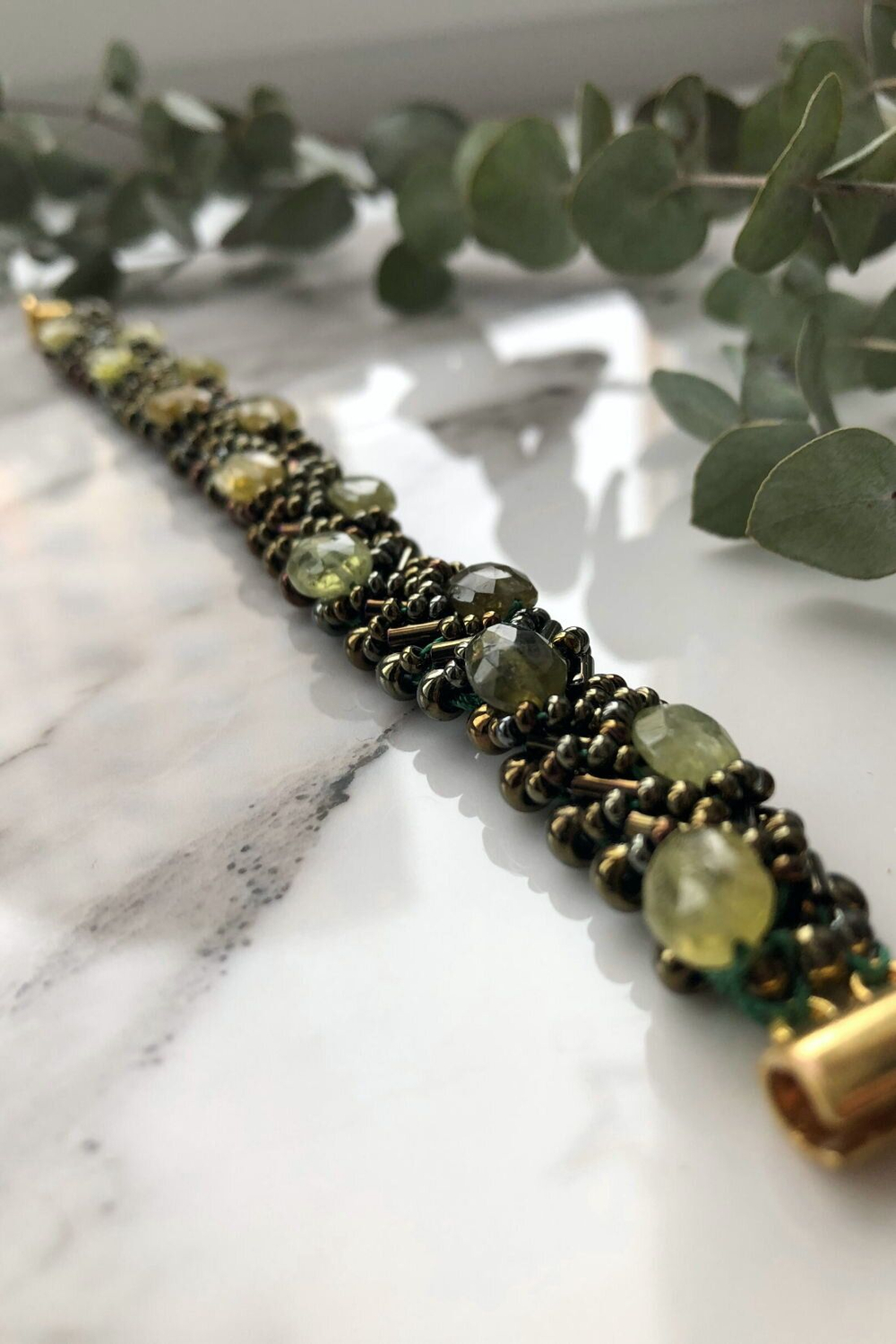 Браслет из бисера "Змейка" ручной работы с камнем Гранат (гроссуляр)