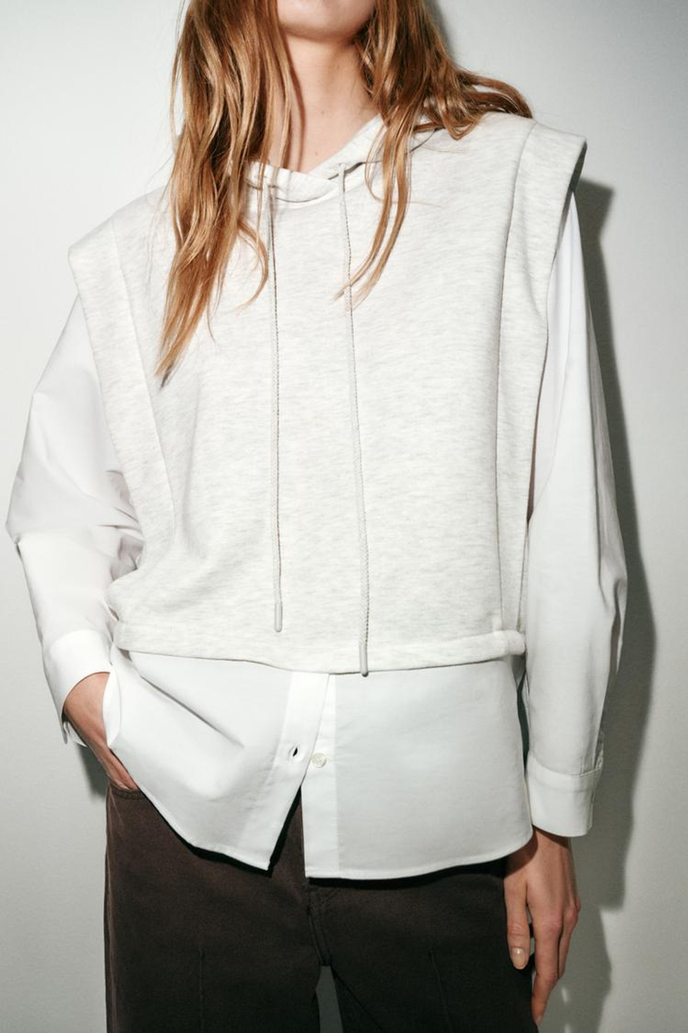 ZARA РУБАШКА С КОМБИНИРОВАННОЙ ТОЛСТОВКОЙ С КАПЮШОНОМ, БЕЛЫЙ/СЕРЫЙ