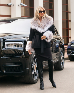 Женское чёрное шерстяное пальто с меховым воротом и манжетами