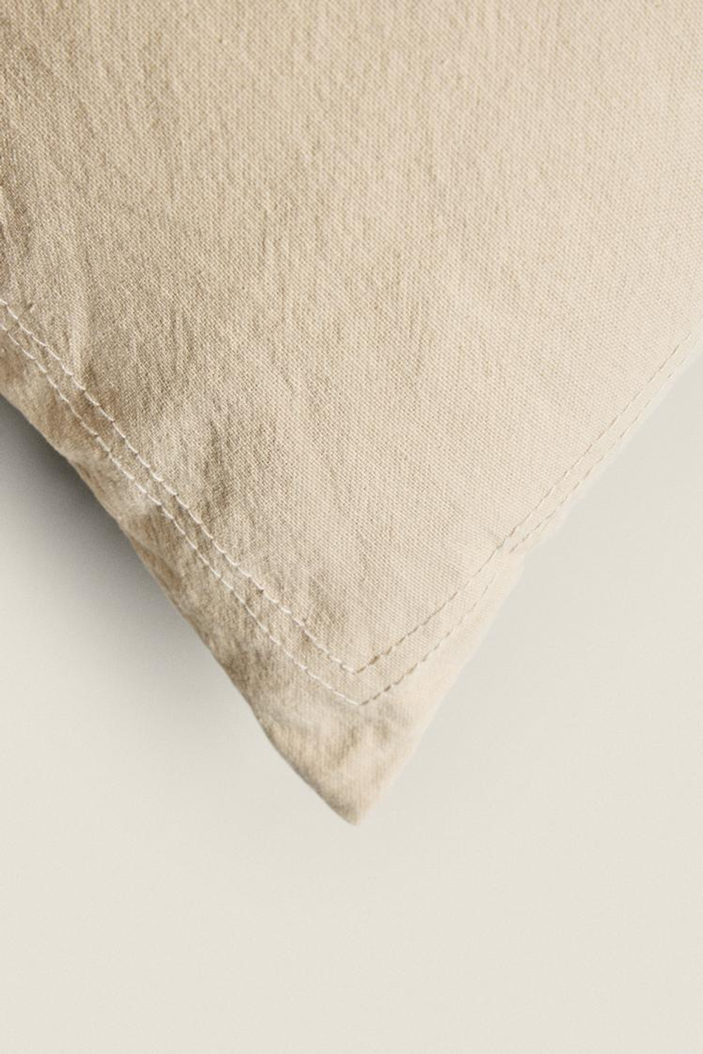 ZARA HOME ОДНОТОННЫЙ ЧЕХОЛ НА ПОДУШКУ С КОНТРАСТНЫМИ КРАЯМИ, КРЕМОВЫЙ