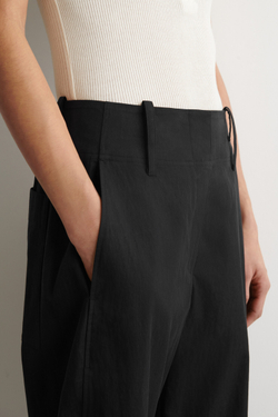 COS Брюки Barre из хлопка Pima, черный