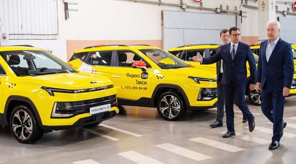Столичный автопарк такси пополнится новыми «Москвичами»