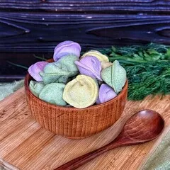 Пельмени домашние с индейкой — начинка из натурального фарша. Состав без сои и усилителей вкуса. Нежные замороженные полуфабрикаты для всей семьи.