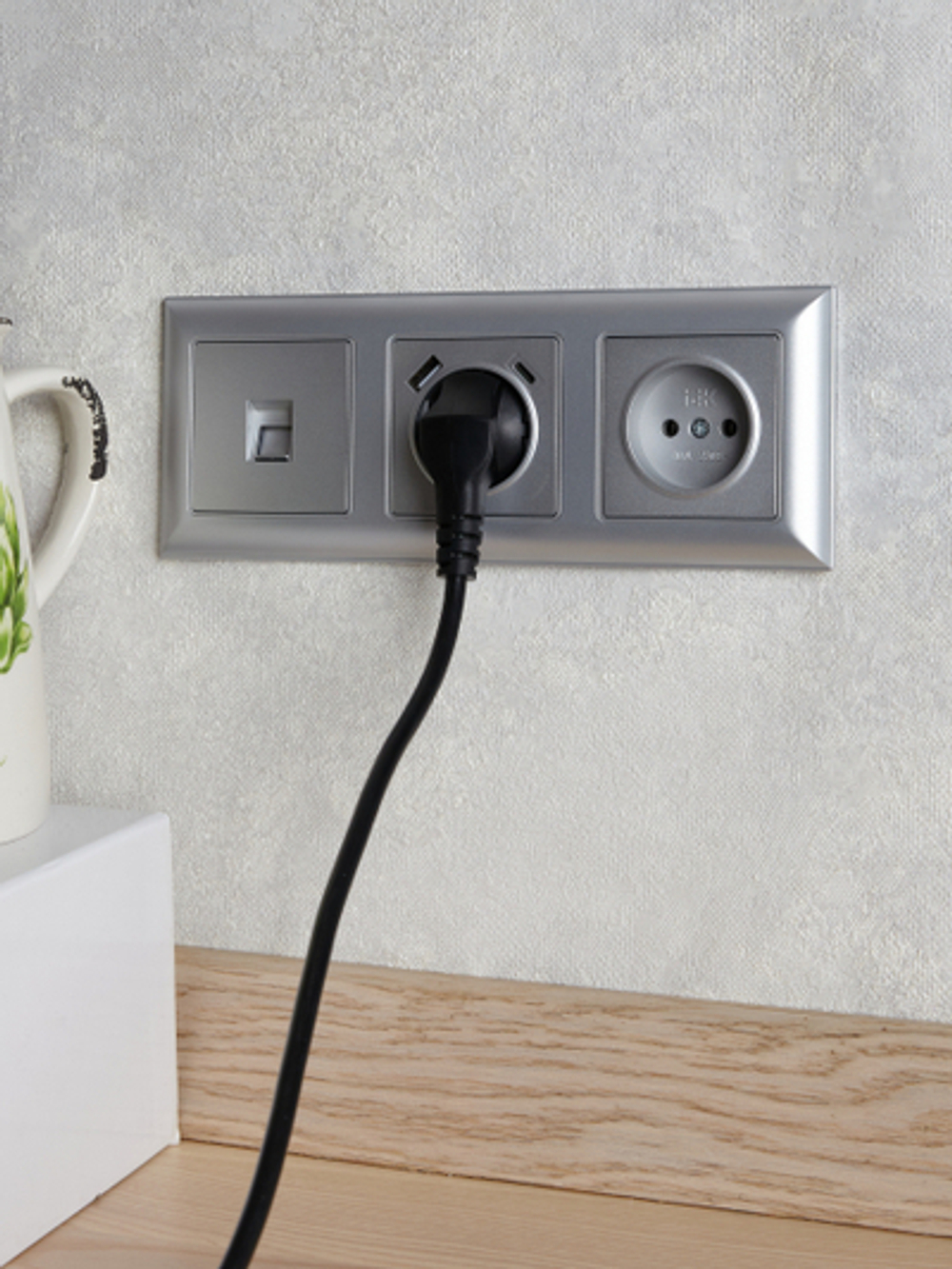 BRITE Розетка 1-местная с заземлением с защитными шторками 16А с USB A+C 18Вт РЮш11-1-БрА алюминий IEK