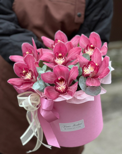 Композиция из цимбидиума и эвкалипта в шляпной коробке