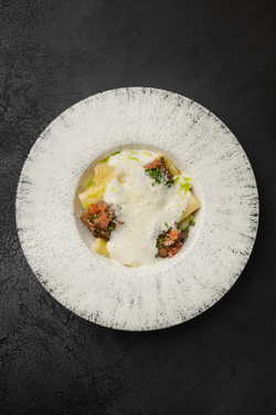 Паста Ригатони с говяжьим ребром и с муссом пармезан