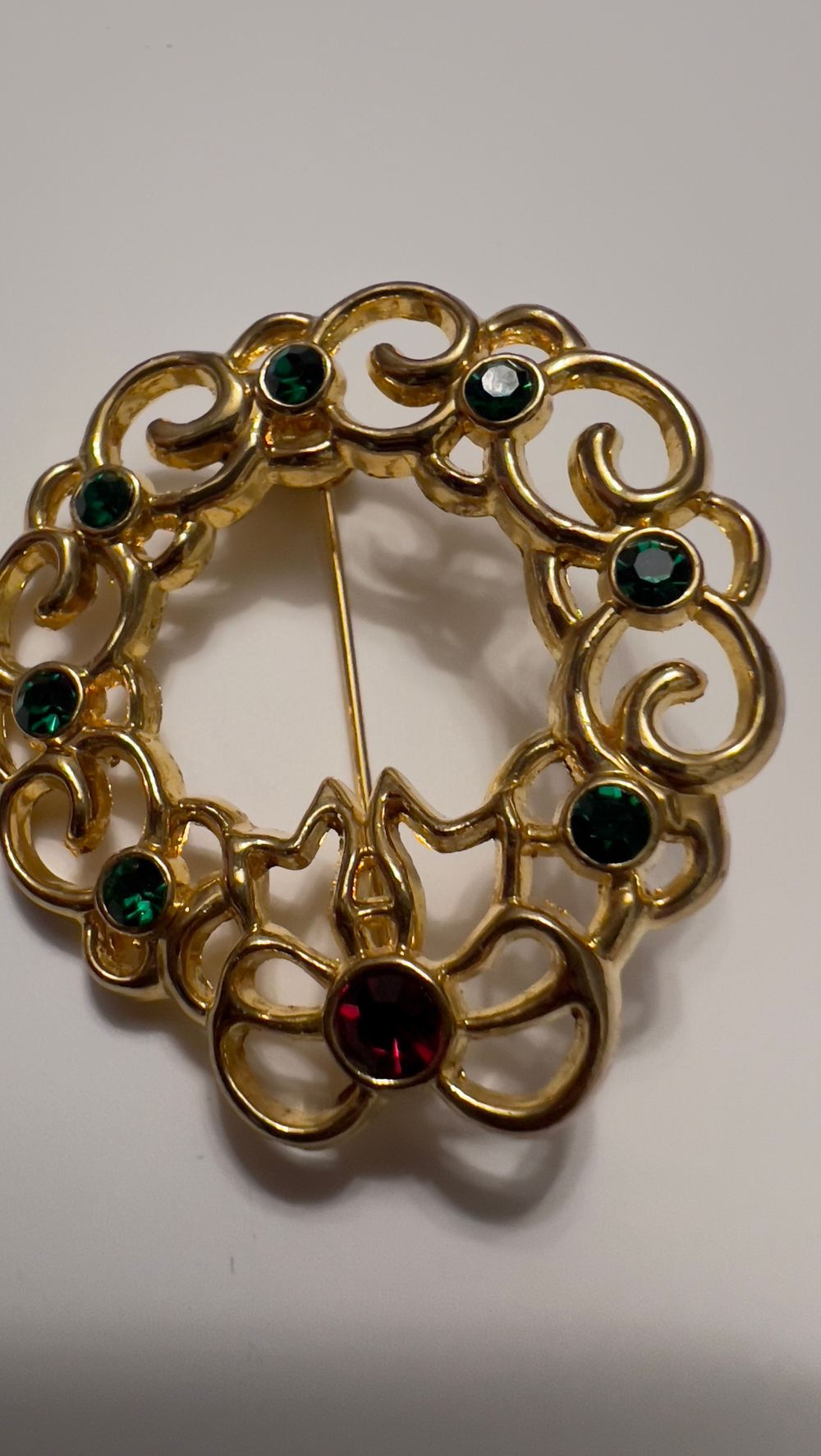 Новогодняя брошь веночек с кристаллами