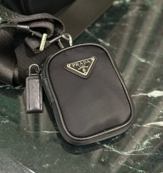Сумка Prada на плечо из нейлона и сафьяновой кожи, черный