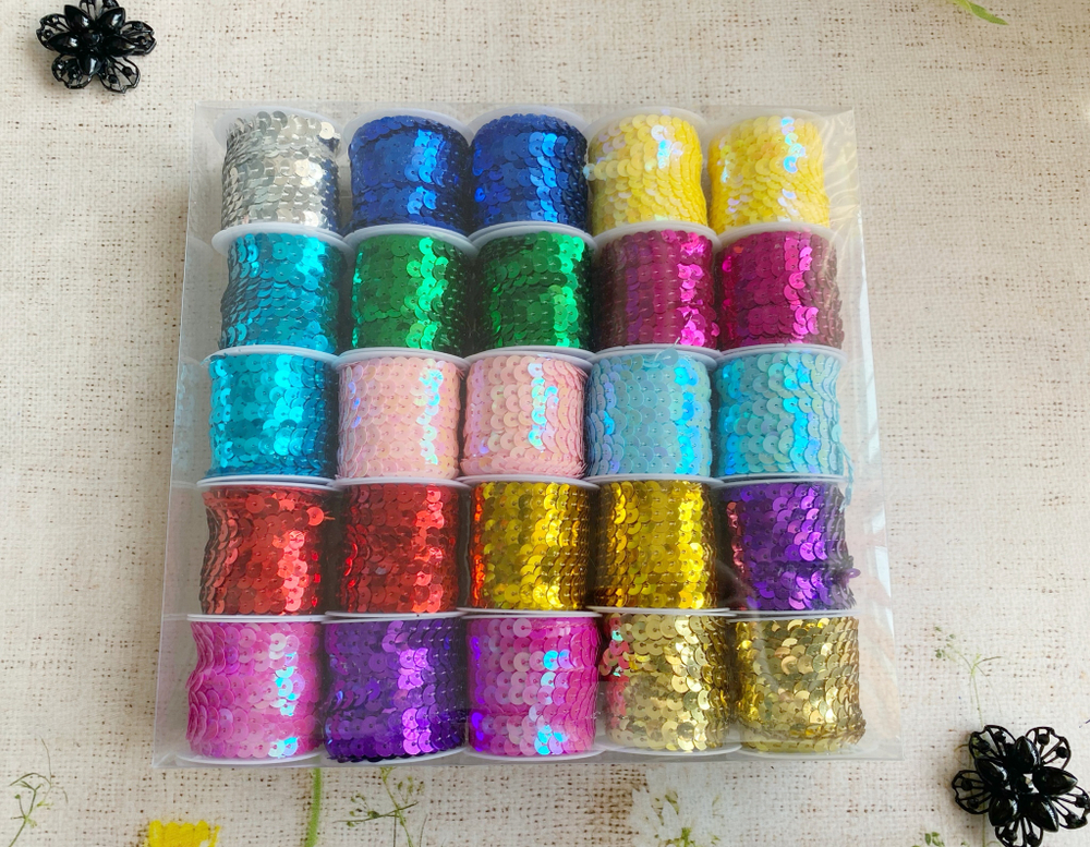 Тесьма пайетки на нитке с голограммой ассорти, ш. 0,6 см* 4 м.