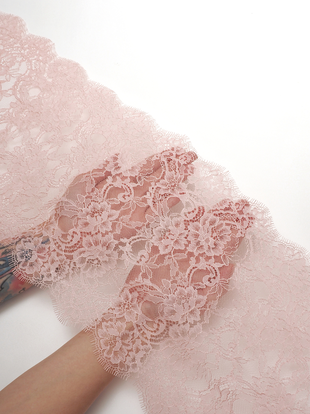 Кружево шантильи для белья цветочно-розовое неэластичное ширина 23 см купон 2.9 м
