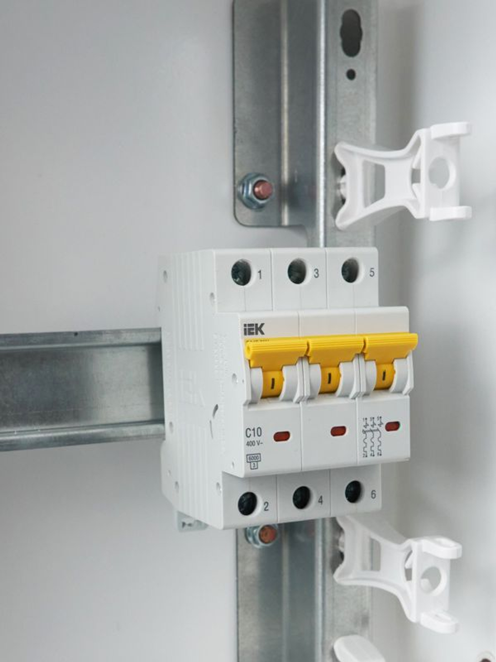 Выключатель автоматический модульный 3п C 10А 6кА ВА47-60M KARAT IEK MVA31-3-010-C