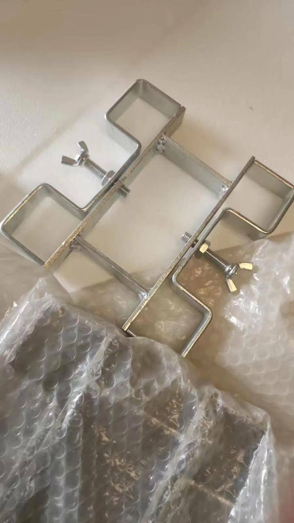 Струбцина для крепления четырех круглых опор