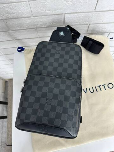 Сумка-слинг Louis Vuitton
