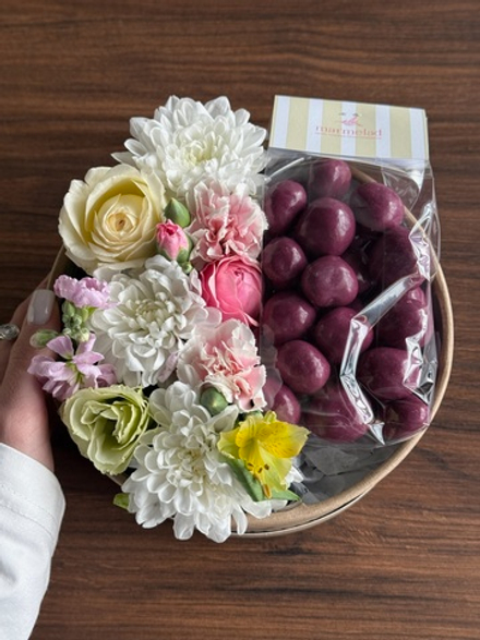 Цветочная композиция в коробке+ маракуйя в йогуртово-шоколадной глазури