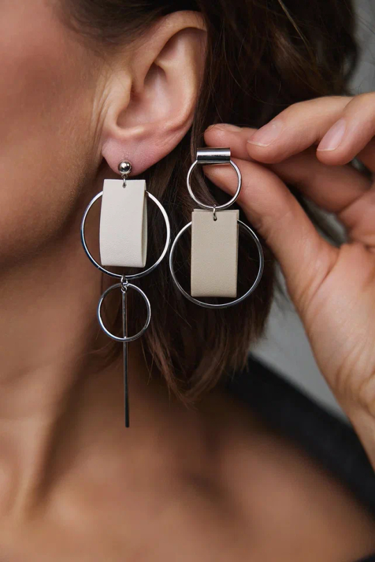 Серьги асимметричные пусеты круги со светлой и бежевой кожей, оттенок серебро