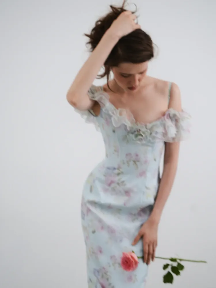 Мэй миди (May midi), платье миди из голубой органзы с цветочным принтом, с рюшами и розой