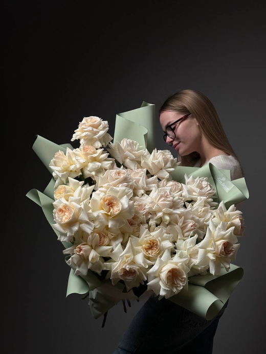 Букет из 51 кремовая французская роза в упаковке
