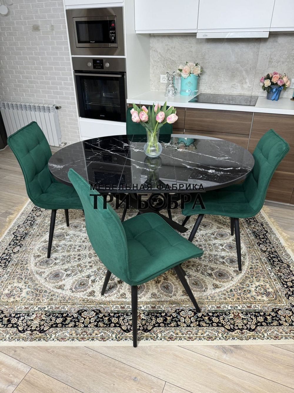 Круглый стеклянный раздвижной стол "Черный оникс" и стулья "ГУЧИ" изумруд