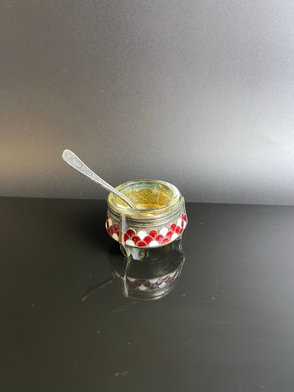 Солонка с ложечкой и декором в виде чешуи, мельхиор (медь-никель), эмали, стекло, золочение, Мстерский завод художественных изделий «Ювелир», СССР, 1970-1990 гг
