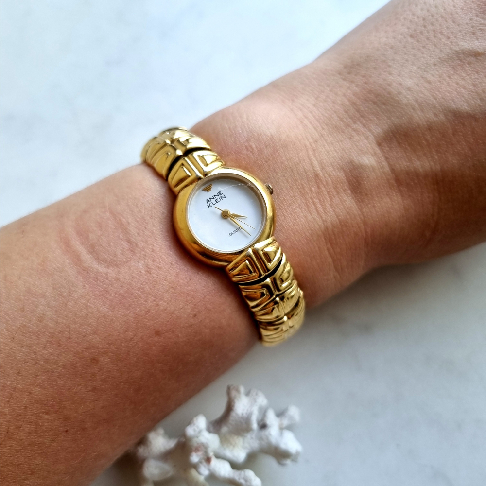 Часы Anne Klein взолотом цвете