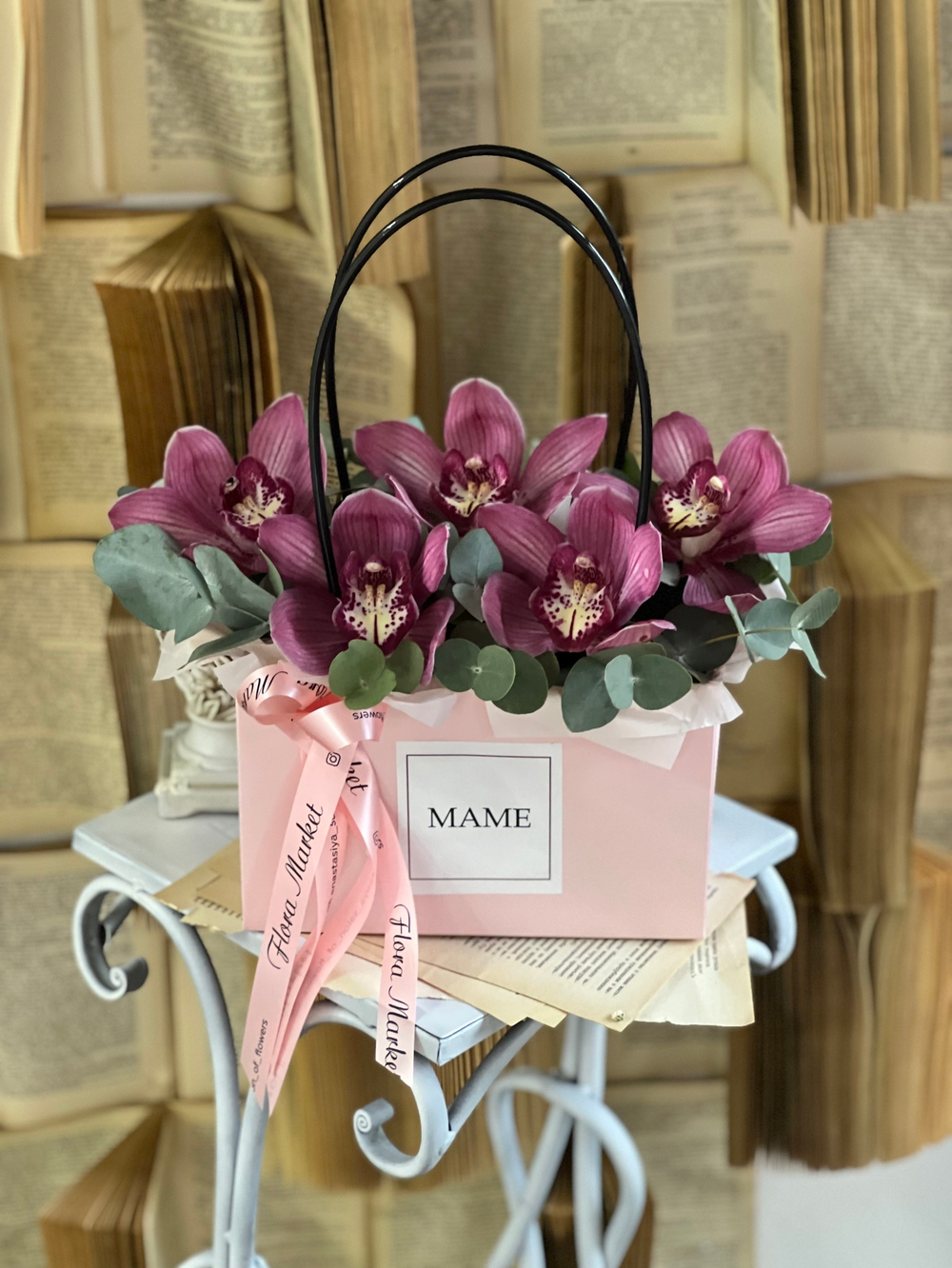 Композиция из орхидеи цимбидиум и эвкалипта в элегантном оформлении