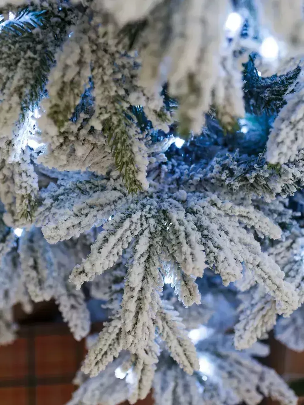 Заснеженная елка с гирляндой «Форесто» холодный свет (Литая+пвх) 150 см / 1,5 м