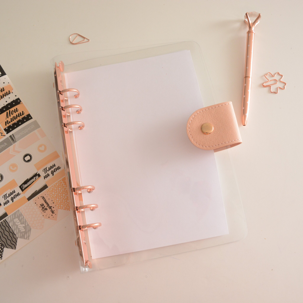Обложка силиконовая (ПВХ) прозрачная с хлястиком из кожзама и розовым кольцевым механизмом, формат А5